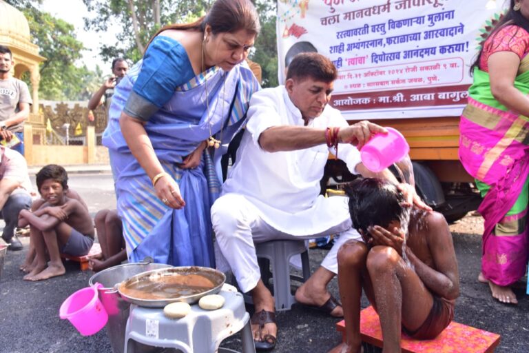 शाही अभ्यंगस्नान, फराळ, फाट्याकांचा आनंद घेत रस्त्यावरील मुलांची दिवाळी झाली गोड ; आबा बागुल यांच्या उपक्रमाची सर्वत्र चर्चा!