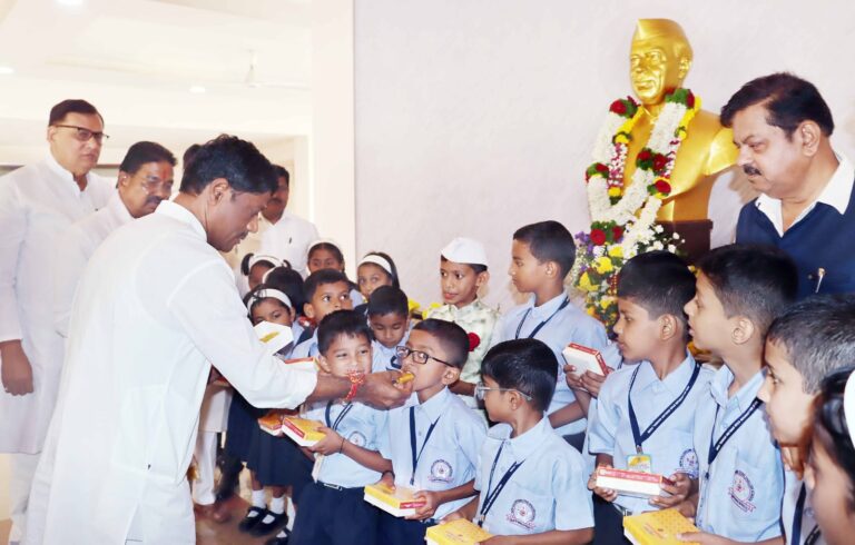 बालदिनानिमित्त आमदार रवींद्र धंगेकर यांनी बालचमूलामिठाई वाटून साजरी केली नेहरू जयंती व लहुजी वस्ताद जयंती