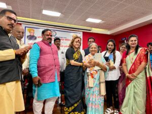 पुण्यात अ. भा. सफाई मजदूर काँग्रेसतर्फे सफाई कामगारांचा झाला विशेष सन्मान
