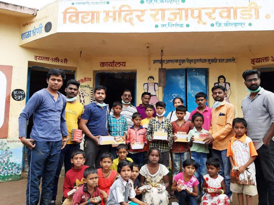 कोल्हापूर : २०१९ मध्ये आलेल्या महापुराच्या वेळी ता. शिरोळ येथील राजपूरवाडी येथील शाळेला मदत करताना संस्थेच्या सदस्यांनी दाखवलेली तत्परता ही त्यांच्या सामाजिक बांधिलकीची साक्ष आहे.